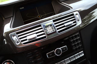 DETALJER: Det eneste som minner om fortida i CLS AMG, er en flott analog klokke i midtkonsollen. Bortsett fra panelet til multimedia-anlegget da, vel og merke. Det er for kjipt i en bil til to millioner. Foto: ANDREAS HANDELAND