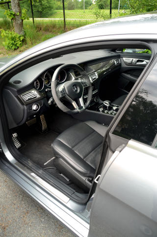 SPORTSLIG: Legg spesielt merke til alcantaraen p� rattet. T�ft! Foto: ANDREAS HANDELAND