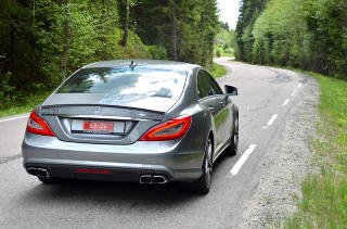 ALLROUNDER: Enten det er en svingete landevei eller tysk autobahn, er Mercedes CLS 63 AMG i sitt ess. Foto: ANDREAS HANDELAND