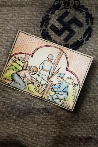 POSTKORT: I 1953 fikk Bernhards mor dette postkortet fra Anatol Heintz i anledning tiårsjubileet for at hun hadde gitt ham matpakker. POSTKORT: I 1953 fikk Bernhards mor dette postkortet fra Anatol Heintz i anledning tiårsjubileet for at hun hadde gitt ham matpakker.