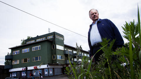 SLO BALL: Jan Cato Stangeland var sju da nazistene kastet familien hans ut av Stangelandgården. Om tiden før okkupasjonen minnes han: - Det fantes omtrent ikke trafikk, så vi slo ball og kastet på stikka. Det var en strek som vi kastet på med femører. Det kunne det bli penger av etter hvert. SLO BALL: Jan Cato Stangeland var sju da nazistene kastet familien hans ut av Stangelandgården. Om tiden før okkupasjonen minnes han: - Det fantes omtrent ikke trafikk, så vi slo ball og kastet på stikka. Det var en strek som vi kastet på med femører. Det kunne det bli penger av etter hvert.