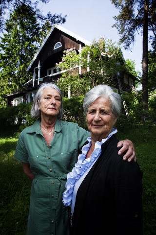 TILBAKE I HJEMMET: Sigrid Stamnes (67) og Inger Johanne «Nanne» Fürst (77) foran barndomshjemmet i Vækerøveien. Nannes mor gikk gravid med Sigrid da de ble kastet ut av Gestapo i 1944. TILBAKE I HJEMMET: Sigrid Stamnes (67) og Inger Johanne «Nanne» Fürst (77) foran barndomshjemmet i Vækerøveien. Nannes mor gikk gravid med Sigrid da de ble kastet ut av Gestapo i 1944.