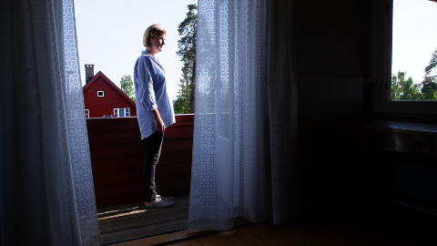 NYTTÅRSFEIRING: På verandaen hvor Trine Faye-Lund nå står, så Bernhard Thams (bildet over) tyskerne stå og skyte med skarpt. NYTTÅRSFEIRING: På verandaen hvor Trine Faye-Lund nå står, så Bernhard Thams (bildet over) tyskerne stå og skyte med skarpt.