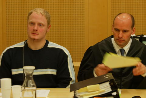 <b>- POLITISK MOTIVERT VOLD:</b> Fra ankesaken etter drapet på Benjamin Hermansen i 2002. Til venstre tiltalte Ole Nicolai Kvisler, til høyre hans forsvarer Geir Lippestad.