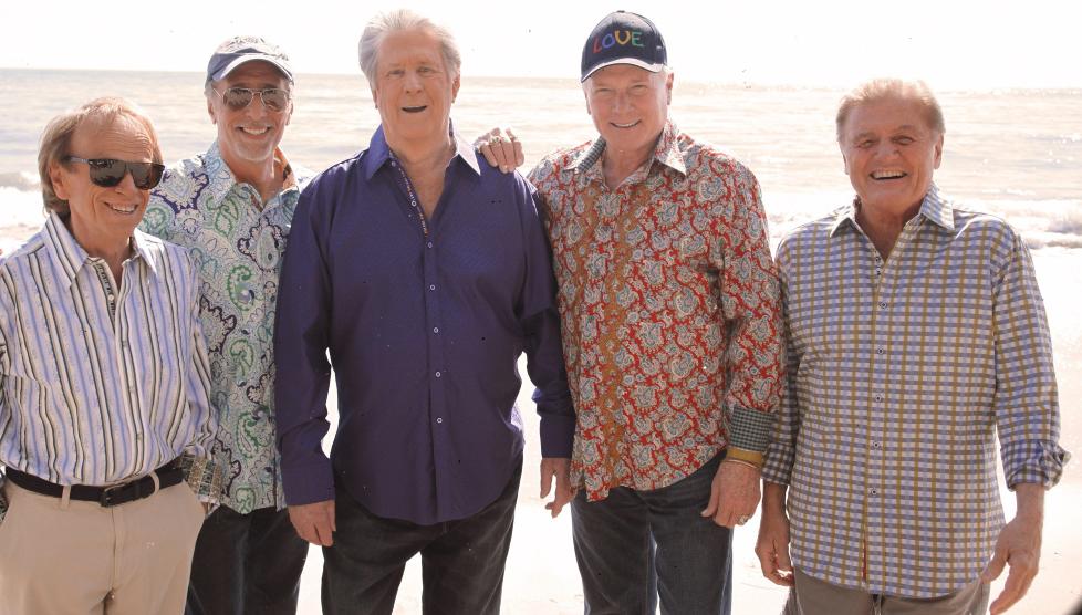 50 �R P� STRANDA: The Beach Boys gj�r et anstendig comebackalbum i forbindelse med sin verdensturn�. Hvem hadde forventet det? Fra venstre Al Jardine, David Marks, Brian Wilson, Mike Love og Bruce Johnston. 31. juli kommer de til Oslo Spektrum. Foto: EMI