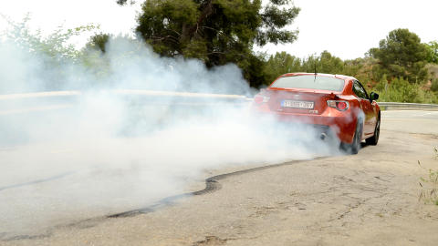 DEKKOPERASJON: N�r s� du sist en original Toyota fra samleb�ndet gj�re dette? Vi tipper dette blir et yndet objekt for driftinggutta etter hvert. Foto: ANDREAS HANDELAND