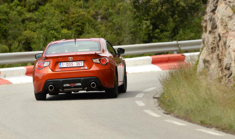 LAVT TYNGDEPUNKT: Subaru-boxermotorens konstruksjon og plassering s�rger for lavt tyngdepunkt. Det borger for velbalanserte og trygge kj�reegenskaper. Foto: ANDREAS HANDELAND