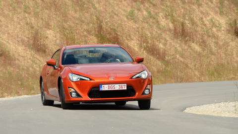 LIGG BREDT, MED VETT: Toyota GT86 er godt balansert, har presis styring og drift p� bakhjulene. Da ligger det meste til rette for moro p� svingete vei - eventuelt kontrollerte sladder. Litt mer motorkraft hadde v�rt prikken over I-en. Foto: Petter Handeland