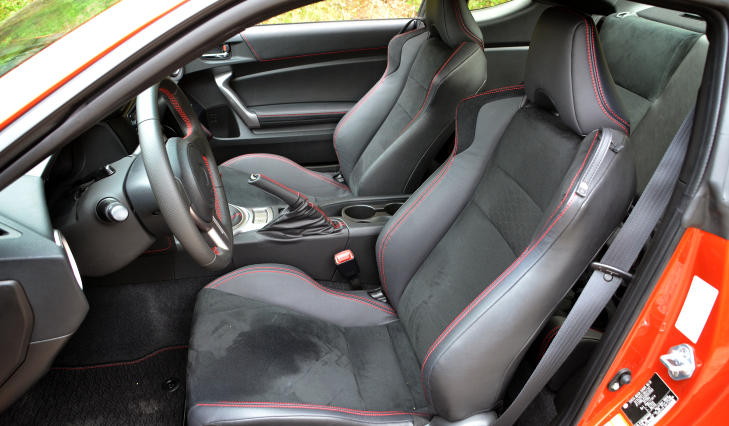 OVERRASKENDE: Sittekomforten er bedre enn den du vanligvis finner i en Toyota. Her er det god st�tte under l�rene og god ergonomi. Dessuten virker st�yniv�et � v�re forbausende lavt selv h�yere hastigheter. Foto: ANDREAS HANDELAND