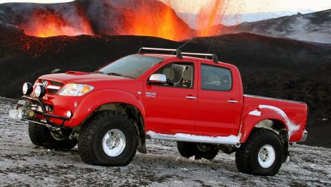 EKSPEDISJON: Arctic Truck Hilux ved den svært aktive vulkanen Eyjafjallajökull i april 2010. Med på turen var også James May fra Top Gear. Foto: Arctic Trucks EKSPEDISJON: Arctic Truck Hilux ved den svært aktive vulkanen Eyjafjallajökull i april 2010. Med på turen var også James May fra Top Gear. Foto: Arctic Trucks