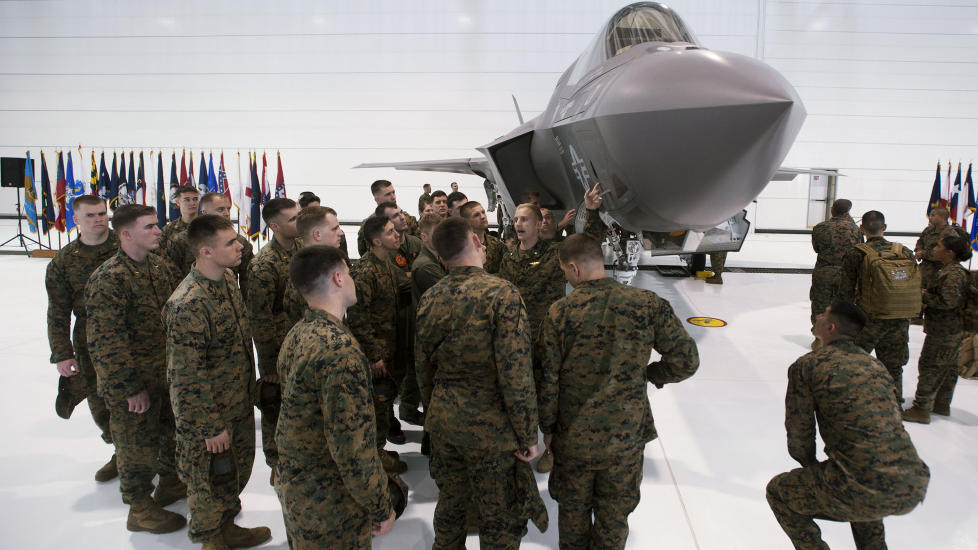 NYE FLY: Det norske kampflykj�pet er for alvor i gang n�r forsvarsminister Espen Barth Eide fredag bestiller de f�rste F-35 flyene fra amerikanske Lockheed Martin. Dette er if�lge Forsvarsdepartementet den st�rste enkeltanskaffelsen i norsk historie. Her blir F-35 presentert for amerikanske soldater. Foto: REUTERS/MICHAEL SPOONEYBARGER/SCANPIX
