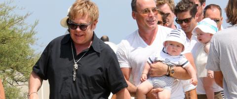 Elton John mener at sønnen er «so straight»