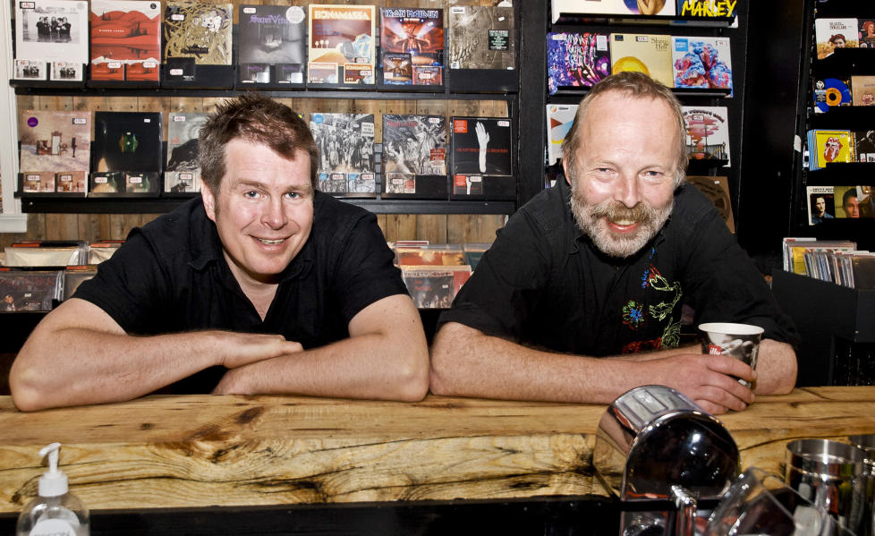 VINYL, CD OG KRANER: Med 70 sitteplasser og noen st�plasser i tillegg har Tor Tessem (tv) og Einar �Engelen� Engelstad utvidet kult-platesjappa Apollon i Bergen til en blanding av bar, musikk-mekka og hang out-sted for folk som ikke kj�per plater etter VG-lista. FOTO: TERJE MOSNES