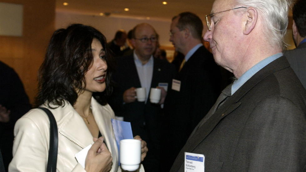 Loveleen Riehel Brenna har i flere �r v�rt en viktig stemme som har fortalt det norske samfunnet om det � v�re annerledes her til lands. Her pr�ver hun � f� Thorvald Stoltenberg til � �pne �ynene for de nye realitetene. Foto: Knut Falch / SCANPIX