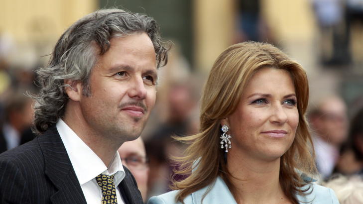  GODT GIFT:  
Prinsesse M�rtha Louise og Ari Behn har v�rt gift siden 24.mai 2002. Her er de to p� Universitetsplassen i Oslo under konserten som ble holdt i forbindelse med kronprinsparets 10-�rs bryllupsdag. Foto: Lise �serud / Scanpix