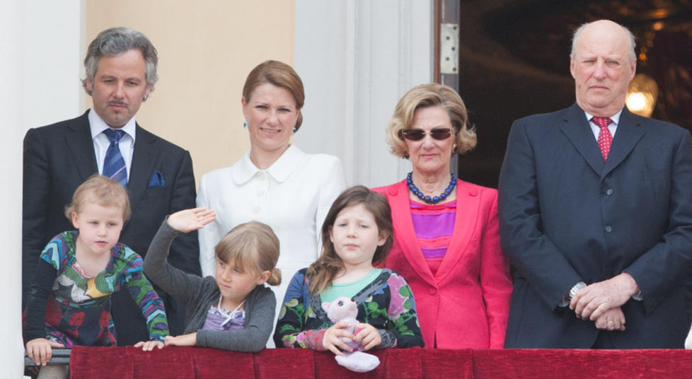  BALKONGDEBUT:  Emma Tallulah (t.v.), Leah Isadora og Maud Angelica fikk testet ut sine kongelige gener da de tidligere i �r var p� slottsbalkongen sammen med resten av kongefamilien, i anledning kongeparets 75-�rsjubileum. Foto: Stella Pictures