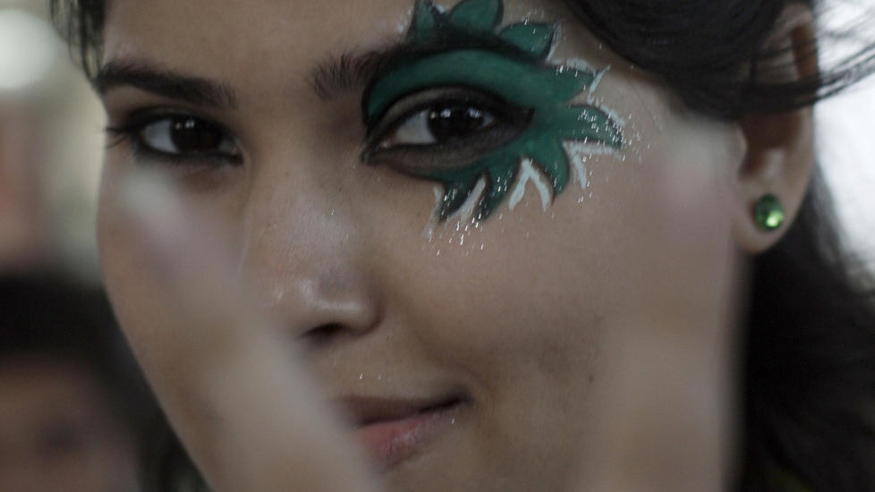 M� KJEMPE: De progressive kreftene i det norsk-pakistanske milj�et m� komme fram og ta styringen, skrivr Assad Nasir i del to av sin innleggserie i Dagbladet. Bildet viser en ivrig tilhenger av det pakistanske cricketlaget. (AP Photo)