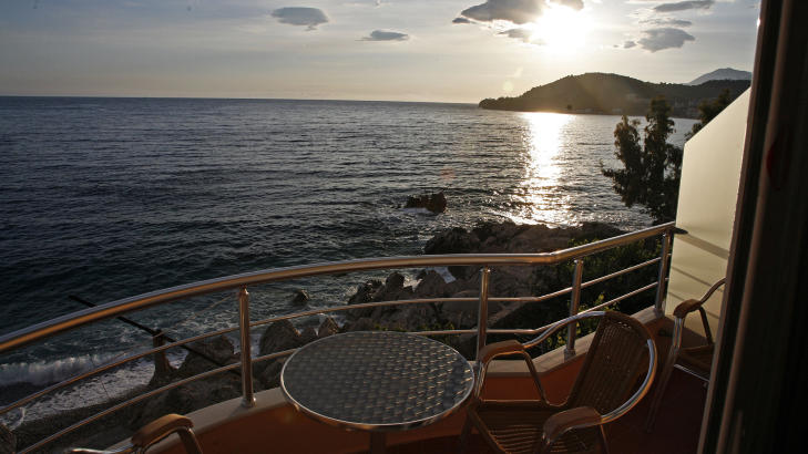 IDYLL: Hotellprisene i Albania er 78 prosent lavere enn i Norge. Dette er utsikten fra et bed & breakfast-sted i Himare. Prisen for tremannsrommet er 270 kroner pr. natt. Foto: EIVIND PEDERSEN IDYLL: Hotellprisene i Albania er 78 prosent lavere enn i Norge. Dette er utsikten fra et bed & breakfast-sted i Himare. Prisen for tremannsrommet er 270 kroner pr. natt. Foto: EIVIND PEDERSEN