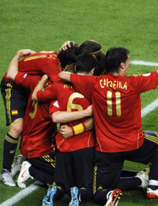 - Det spørs om EM er like stort for Xavi og Iniesta som for Özil og Sneijder