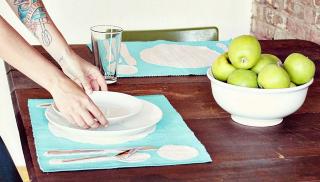 GJØR-DET-SELV: Lag dekor på spisebrikker. Dette og andre fiffige tips deler bloggeren bak a Beautiful Mess. Foto: abeautifulmess.typepad.com GJØR-DET-SELV: Lag dekor på spisebrikker. Dette og andre fiffige tips deler bloggeren bak a Beautiful Mess. Foto: abeautifulmess.typepad.com
