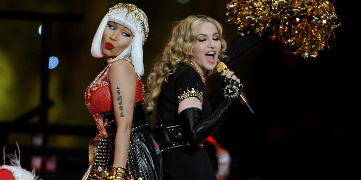 BLE BRÅK: Under Super bowl opptrådde Minaj (til venstre) sammen med Madonna og rapperen M.I.A. da M.I.A. viste fingeren fra scena ble det bråk. Foto: Stella Pictures BLE BRÅK: Under Super bowl opptrådde Minaj (til venstre) sammen med Madonna og rapperen M.I.A. da M.I.A. viste fingeren fra scena ble det bråk. Foto: Stella Pictures