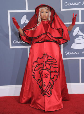 LUKSUS-KOSTYME: I februar dukket Minaj opp i en spesialsydd kreasjon fra Versace på Grammy Awards. Foto: Stella Pictures LUKSUS-KOSTYME: I februar dukket Minaj opp i en spesialsydd kreasjon fra Versace på Grammy Awards. Foto: Stella Pictures