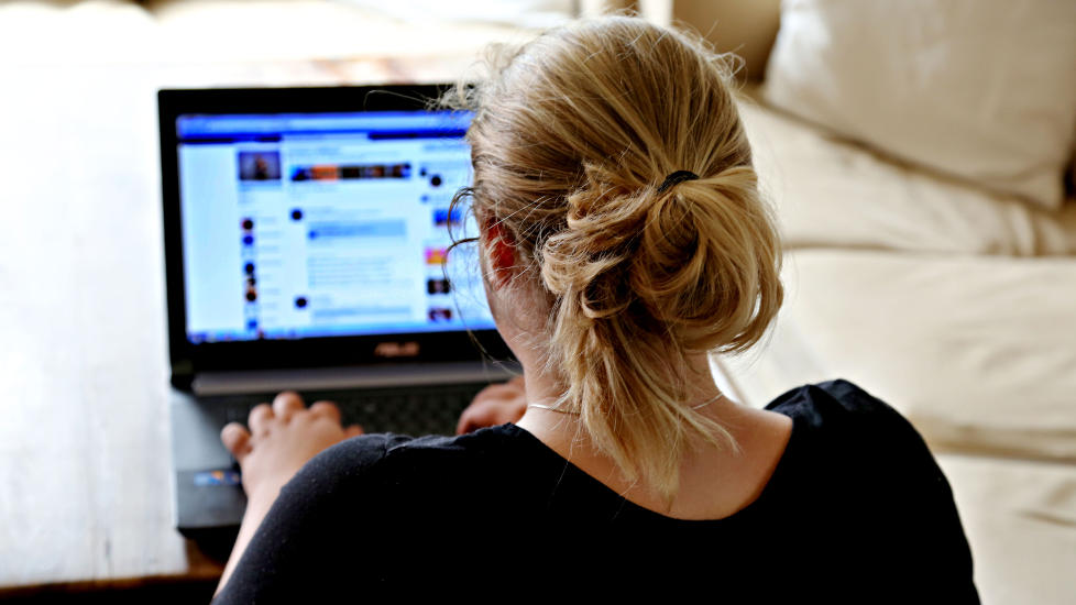 FALSKE VENNSKAP: Telesexvertinnene bruker Facebook for � knytte falske vennskap til menn, som de s� lokker til � bruke store summer p� telesex. Telesexvertinnen viser her en av profilene hun bruker p� jobb, men �nsker ikke � st� fram med navn og bilde av hensyn til familien. Foto: Jacques Hvistendahl
