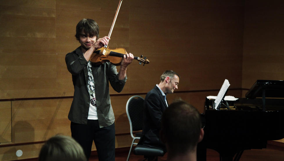 TO PROSENT EKSAMENSNERVER: Alexander Rybak har studert tre �r ved Barratt Due Musikkinstitutt. I dag ble han eksaminert og m�tte holde eksamenskonsert. 
Foto: Steinar Buholm / Dagbladet.