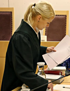 - Din mann hadde et forhold til min s�ster. Hun tok livet sitt