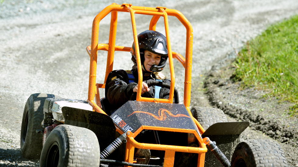 FULL FART: Kronprinsessen var ikke redd da hun fikk teste en hjemmelaget crosser da hun bes�kte �Kj�r for livet� i dag. Foto: Scanpix