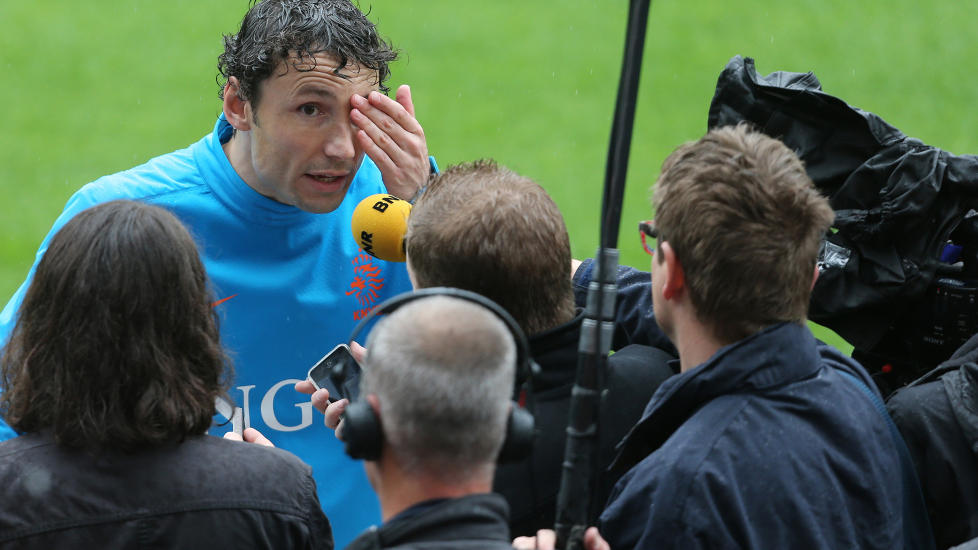 EN SKAM: Landslagskaptein Mark Van Bommel kaller det en skam at tilskuere kommer med apelyder mot spillerne p� treningsfeltet. Foto: REUTERS/Tony Gentile