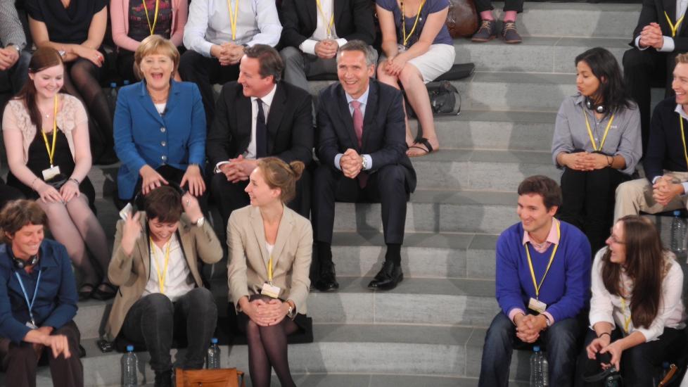 P� TOPP: De tre regjeringssjefene Angela Merkel, David Cameron og Jens Stoltenberg dr�ftet eurokrisa, men hadde det ogs� hyggelig i m�tet med studenter i Berlin. Foto: SMK