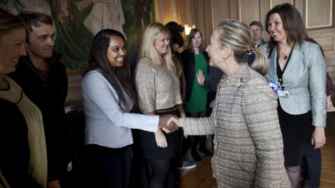 TOPPMØTE: 2. juni hilste Khamshajiny «Kamzy» Gunaratnam på USAs utenriksminister Hillary Clinton. Foto: Andrea Gjestvang / UD TOPPMØTE: 2. juni hilste Khamshajiny «Kamzy» Gunaratnam på USAs utenriksminister Hillary Clinton. Foto: Andrea Gjestvang / UD