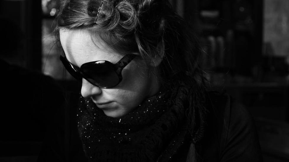 S�KENDE MAIPOET: �Eg vil skrive meg bort. Eg vil skive meg heim. Eg vil skrive meg heil. Eg veit berre ikkje korleis.� Skriver Kirsten Opstad i intervjuet med m�nedens poet for mai. Foto: Rina Beldo