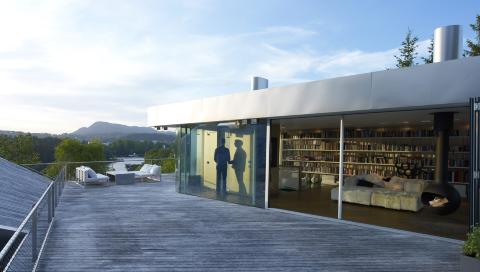 EN UNIK LØSNING: Den kombinerte stua/biblioteket er et rom du sjelden ser maken til. Foto: Jeroen Musch EN UNIK LØSNING: Den kombinerte stua/biblioteket er et rom du sjelden ser maken til. Foto: Jeroen Musch