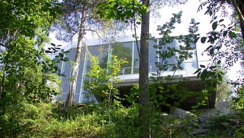 GLASS, GLASS, GLASS:Med glass over flere nivåer åpner huset seg mot utsikten. Foto: Jeroen Musch GLASS, GLASS, GLASS:Med glass over flere nivåer åpner huset seg mot utsikten. Foto: Jeroen Musch