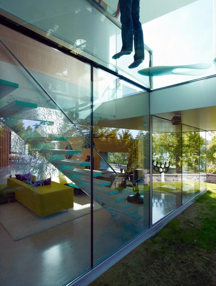 KONTAKT MED LANDSKAPET: Med hovedstue og oppholdsrom med glass til alle kanter går interiørene i ett med naturen utenfor. Foto: Jeroen Musch KONTAKT MED LANDSKAPET: Med hovedstue og oppholdsrom med glass til alle kanter går interiørene i ett med naturen utenfor. Foto: Jeroen Musch