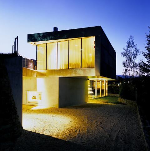 KULT I MØRKET: I skumringen lyser V-House som en lampe. Foto: Jeroen Musch KULT I MØRKET: I skumringen lyser V-House som en lampe. Foto: Jeroen Musch