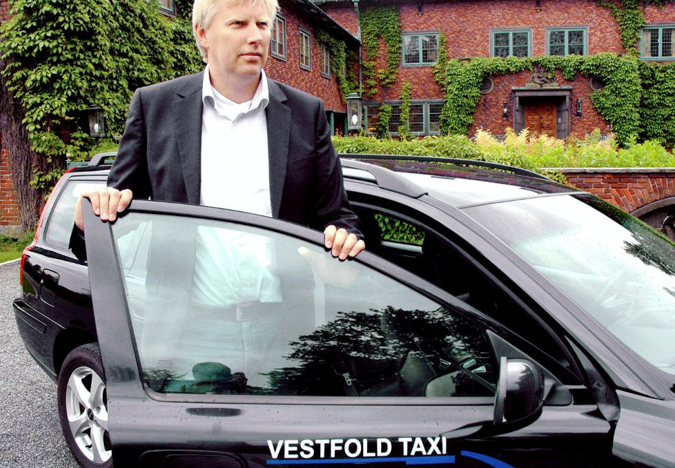 - BEKLAGER: Hendelsen som gjorde at en taxisj�f�r er avskjediget etter en hendelse med en 1. klassing skjedde i forbindelse med skoletransport. - Vi beklager hendelsen p� det sterkeste, forteller daglig leder i Taxiselskapet, Erik Karsten Horn. Foto: Sandefjords Blad