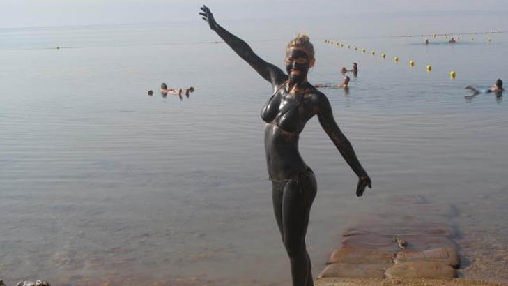 ALT FOR FANSEN: Bar Refaeli er en ivrig tvitrer, og deler bilder av seg selv i alle situasjoner med sine mange fans. Her har hun nettopp tatt gj�rmebad i D�dehavet i Israel. Foto: Stella Pictures