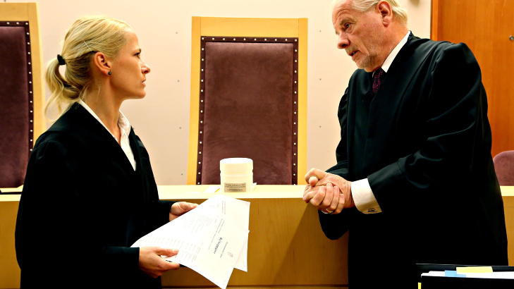 FRA TRE TIL TO DAGER. Aktor Kristine Olsen og forsvarer Sigmund Øien foran prosedyren i straffesaken mot Marie Madeleine Larsen. Saken har gått raskere enn beregnet blant annet fordi tiltalte har erkjent straffeskyld i alle 19 punktene for grovt bedrageri. Saken blir dermed avsluttet allerede fredag. FOTO: JACQUES HVISTENDAHL/DAGBLADET. FRA TRE TIL TO DAGER. Aktor Kristine Olsen og forsvarer Sigmund Øien foran prosedyren i straffesaken mot Marie Madeleine Larsen. Saken har gått raskere enn beregnet blant annet fordi tiltalte har erkjent straffeskyld i alle 19 punktene for grovt bedrageri. Saken blir dermed avsluttet allerede fredag. FOTO: JACQUES HVISTENDAHL/DAGBLADET.