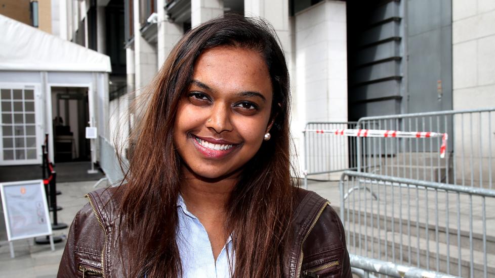 �NSKER EN MER �PEN DEBATT: Sentralstyremedlem Khamshajiny Gunaratnam (24) i AUF �nsker et bredere meningsfellesskap enn det AUF kan tilby. Her er hun i dag utenfor Oslo tingrett i forbindelse med rettssaken mot Anders Behring Breivik. Foto: Espen Sandli / Dagbladet