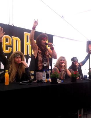 - Vi kommer til Norge i �Cocktober�