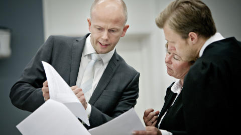 - URETTFERDIG: Forsvarer Tord Jordet, her med kollega Vibeke Hein Bæra og aktor Svein Holden, sier Breivik føler seg urettferdig behandlet. Foto: Torbjørn Grønning / Dagbladet - URETTFERDIG: Forsvarer Tord Jordet, her med kollega Vibeke Hein Bæra og aktor Svein Holden, sier Breivik føler seg urettferdig behandlet. Foto: Torbjørn Grønning / Dagbladet