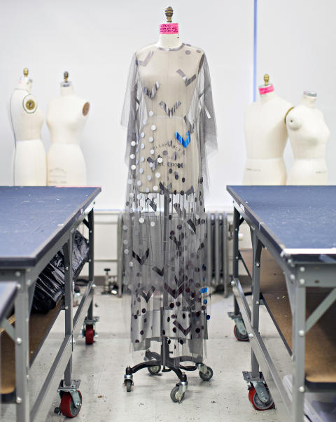 EGEN STIL: Motedesigner Aina Beck Hussain jobber mest med tekstilfolie og print. Hun gj�r alt selv og blir sponset av Diane von F�rstenberg. Foto: Johannes Wors�e Berg / Dagbladet