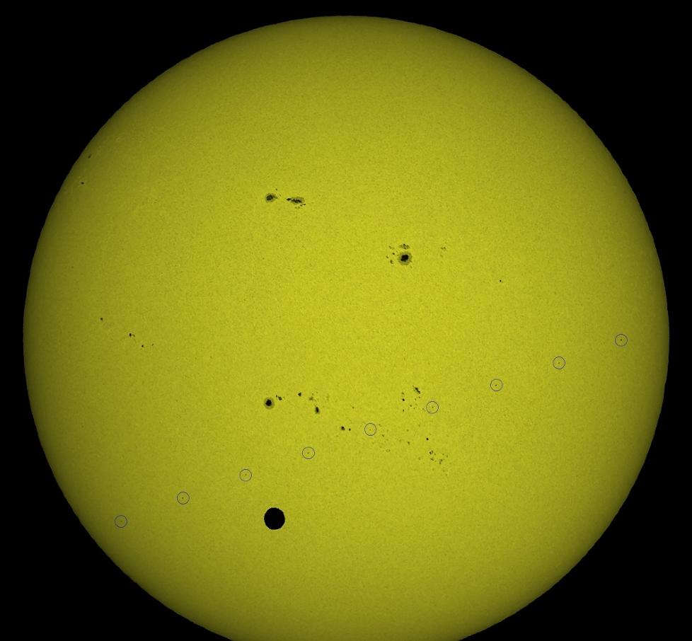UNIKT: Mens Venus trengte n�rmere sju timer p� � passere foran sola, bruke romteleskopet Hubble 0,9 sekunder. Likevel greide astrofotograf Thierry Legault � ta ni bilder av romteleskopet. Han m�tte reise til Australia for � kunne se begge objektene samtidig mot solskiven. Foto: Thierry Legault, brukt med tillatelse.