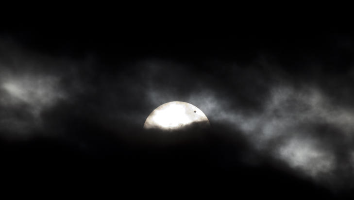 FRA NORGE: Tette skyer gjorde det håpløst vanskelig å fotografere Venus-passasjen fra Oslo. Mot slutten åpnet det seg imidlertid en sprekk. Foto: Geir Barstein / Dagbladet FRA NORGE: Tette skyer gjorde det håpløst vanskelig å fotografere Venus-passasjen fra Oslo. Mot slutten åpnet det seg imidlertid en sprekk. Foto: Geir Barstein / Dagbladet