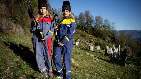 SINNA TENÅRINGSJENTER: Ane Handeland og Sigrid Løyning fikk jobben med å pepre Steinjo med paintballkuler. Foto: Øistein Norum Monsen/DAGBLADET. SINNA TENÅRINGSJENTER: Ane Handeland og Sigrid Løyning fikk jobben med å pepre Steinjo med paintballkuler. Foto: Øistein Norum Monsen/DAGBLADET.