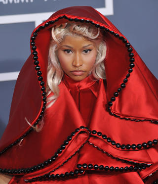 RØDHETTE: Da utkledningsglade Minaj ankom årets Grammy-utdeling iført dette kostymet, og med en pavekledd kavaler ved hennes side, skapte hun Twitter-storm. Foto: Stella Pictures RØDHETTE: Da utkledningsglade Minaj ankom årets Grammy-utdeling iført dette kostymet, og med en pavekledd kavaler ved hennes side, skapte hun Twitter-storm. Foto: Stella Pictures