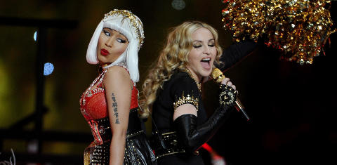 STJERNESAMARBEID: 29-åringen har jobbet sammen med flere kjente artister. Her på scenen med Madonna under årets Superbowl. Foto: Stella Pictures STJERNESAMARBEID: 29-åringen har jobbet sammen med flere kjente artister. Her på scenen med Madonna under årets Superbowl. Foto: Stella Pictures